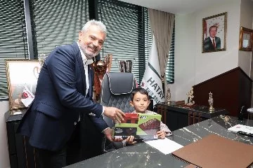 Hatay Belediye Başkanı Mehmet Öntürk, koltuğu küçük Şükrü Eymen’e devretti