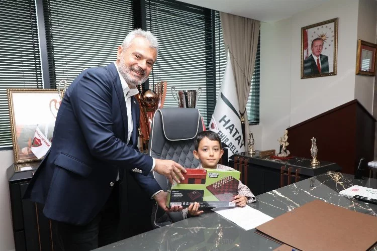 Hatay Belediye Başkanı Mehmet Öntürk, koltuğu küçük Şükrü Eymen’e devretti