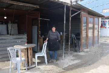 Hatay'da depremzede kadın, kebapçılık yaparak evlatlarına umut oluyor