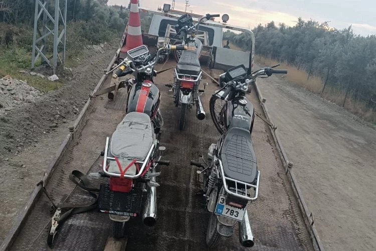 Hatay'da motosiklet yarışı yapan gençler, polis görünce kaçtı