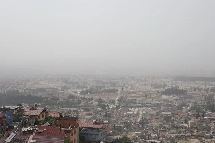 Hatay'da Suriye üzerinden gelen toz bulutu etkisini gösteriyor