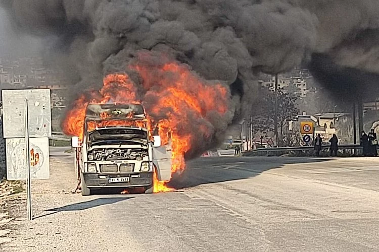 Hatay'da seyir halindeki yolcu minibüsü alev aldı