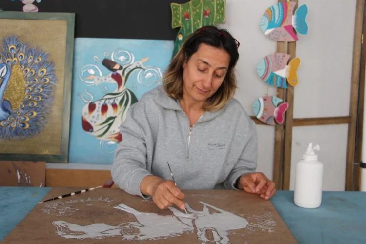 Hatay depreminden etkilenen kadınlar, el sanatları eğitmeni rehberliğinde rölyef tablolar oluşturuyor