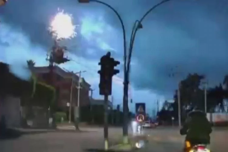 Hatay’ın Dörtyol ilçesinde elektrik direğine yıldırım düşmesiyle yaşanan patlama kamerada
