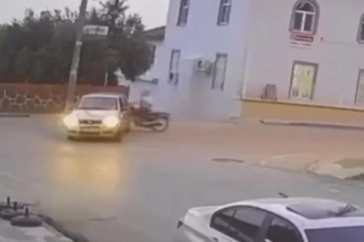Hatay'ın Erzin ilçesinde motosikletin otomobile saplandığı anlar güvenlik kamerasına yansıdı