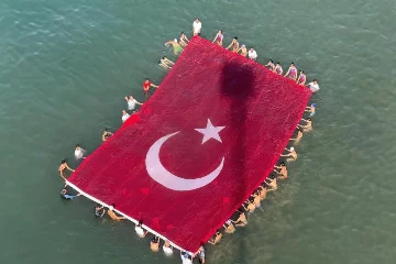 Hatay'da Cumhuriyet'in 100. yılında denizde 123 metre Türk bayrağı açıldı