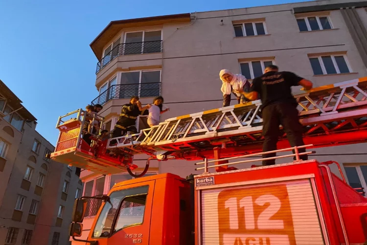 Hatay'da 5 katlı binada çıkan yangında mahsur kalan 25 kişi kurtarıldı