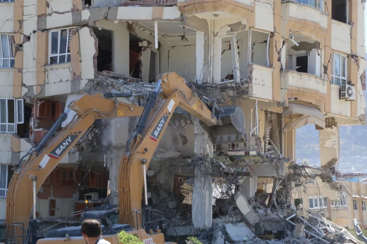 Hatay'da ağır hasarlı 5 bina kontrollü yıkıldı