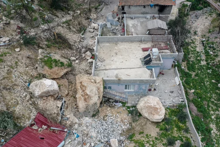 Hatay'da depremde yıkılmayan evlere dağdan kopan kayalar zarar verdi