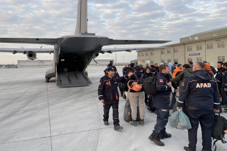 Hatay'da görevli AFAD ekipleri askeri uçaklarla İstanbul'a geldi