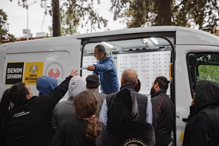 Hatay'da kurulan mobil gözlük istasyonu depremzedelere ücretsiz hizmet veriyor