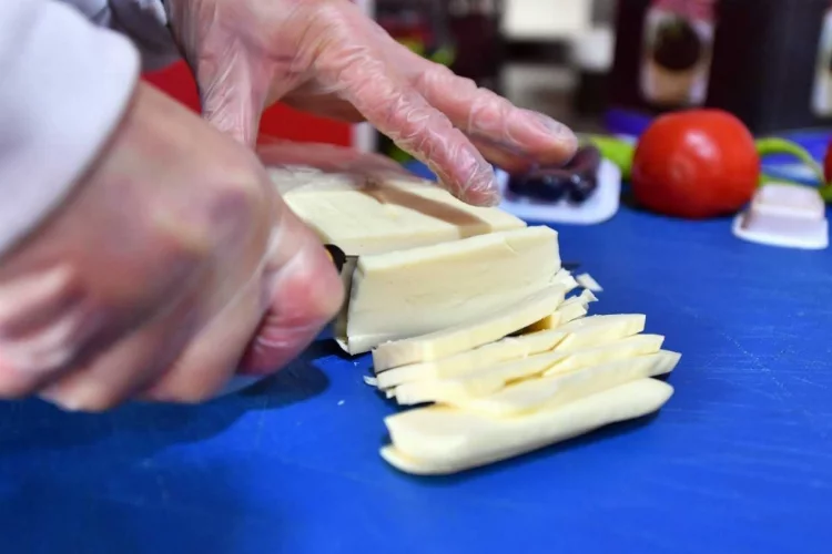Hatay'dan alınan süt Mersin'de peynire dönüştürülüp depremzedelere ulaştırıldı