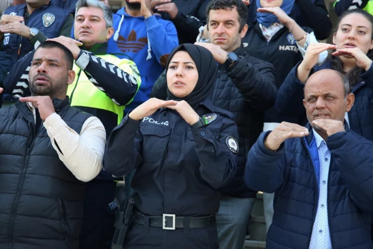 Hatay'da polis, İstiklal Marşı'nı işaret diliyle okudu