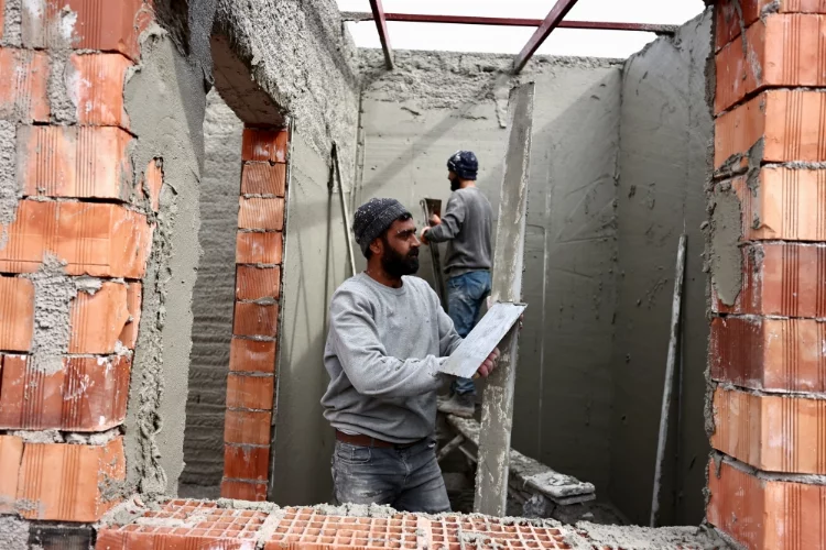 Hatay Kırıkhan'da geçici barınma merkezinin kurulum çalışmaları sürüyor