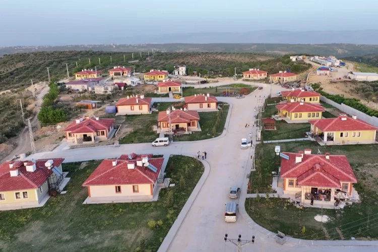 Hataylı depremzede Sözer ailesine yeni evleri teslim edildi