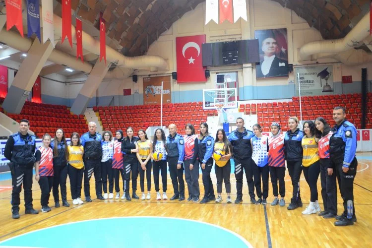 "Hayallerimiz Renkleniyor" projesiyle Adana polisi kız çocuklarını spora teşvik ediyor