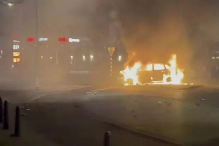 Hollanda'da hareketli gece: Cam kırıldı, polis araçları ateşe verildi