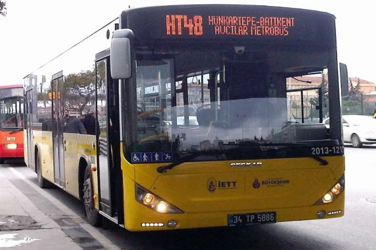 Esenyurt’ta otobüs şoförü durakta bekleyen öğrencileri almadı, tepki gösteren yolcuları indirdi