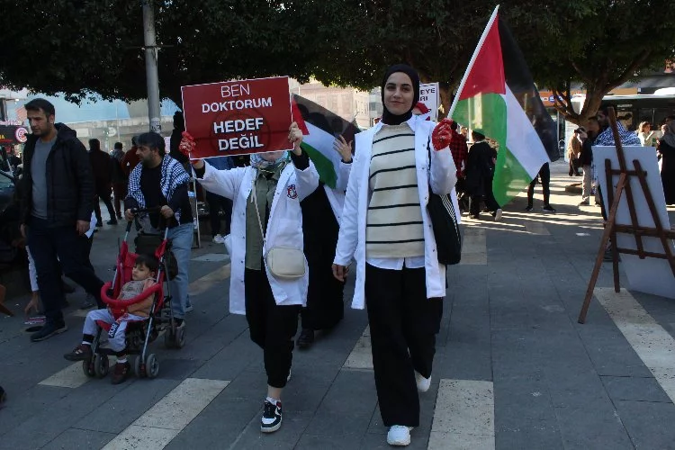 Adana’da tıp fakültesi öğrencileri ve sağlık çalışanları Filistin için ‘Sessiz Yürüyüş’ yaptı