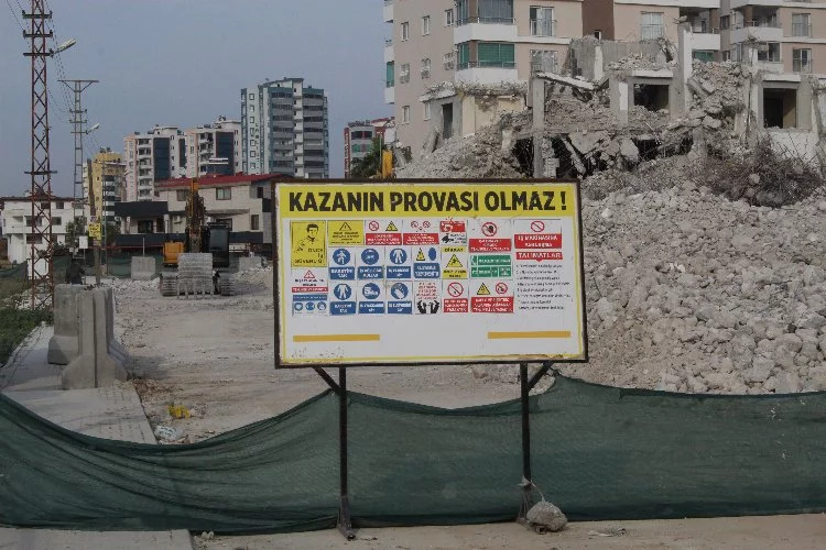 Adana Sarıçam’da ağır hasarlı binaların yıkımı sürüyor