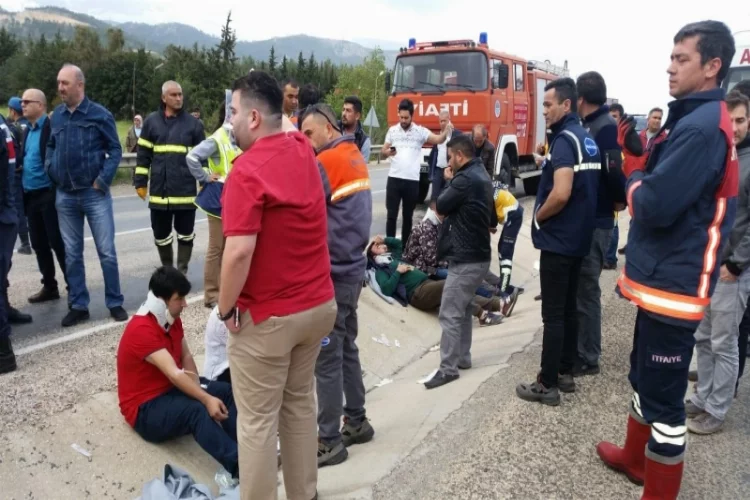 İşçileri taşıyan midibüs  kaza yaptı: 11 yaralı  