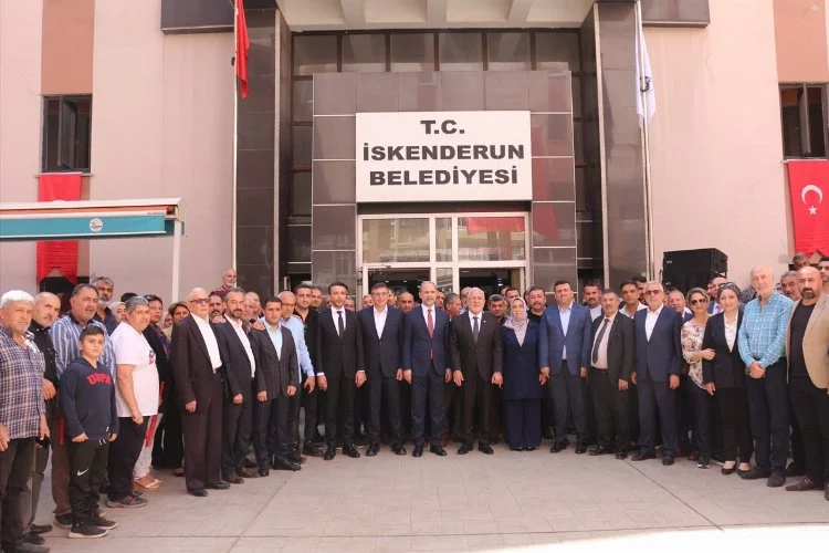 İskenderun Belediye Başkanı Mehmet Dönmez mazbatasını aldı