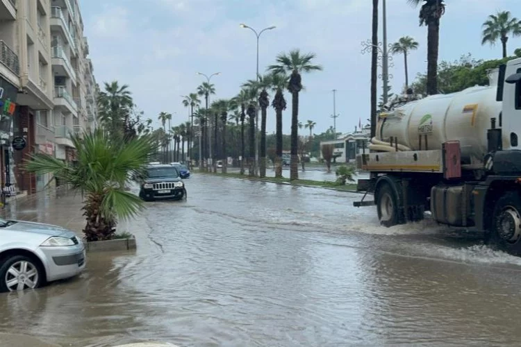 İskenderun'da etkili yağışlar sonucu cadde ve sokaklar sular altında kaldı