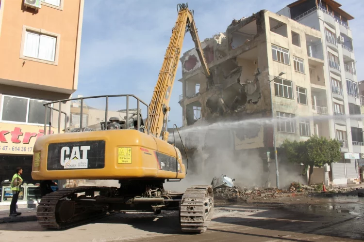 İskenderun'da depremlerde ağır hasar alan 4 bina kontrollü yıkıldı