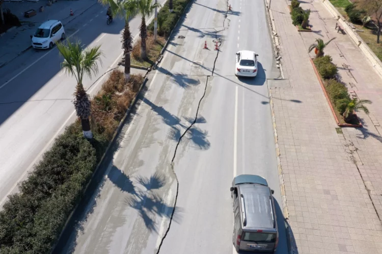 İskenderun'daki bulvarda oluşan yarık ve çatlak dronla görüntülendi