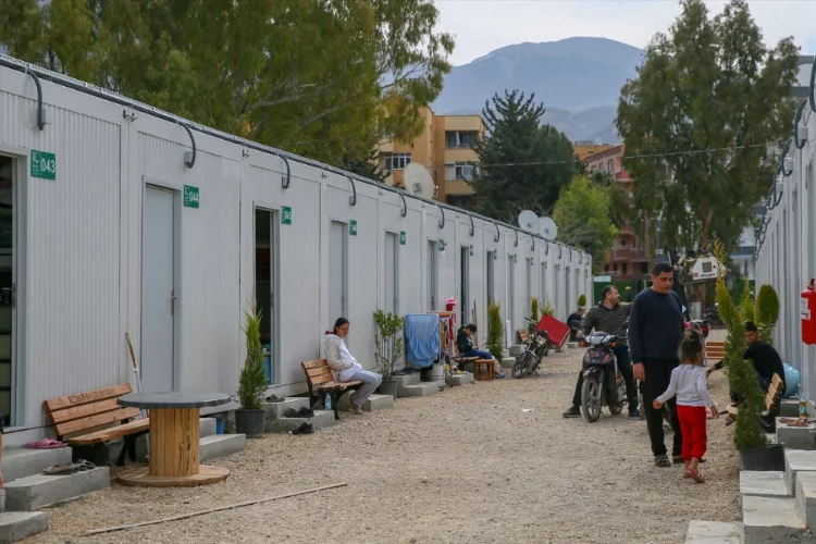 İskenderun'daki sosyal donatılı yaşam alanında depremzedelerin ihtiyaçları karşılanıyor