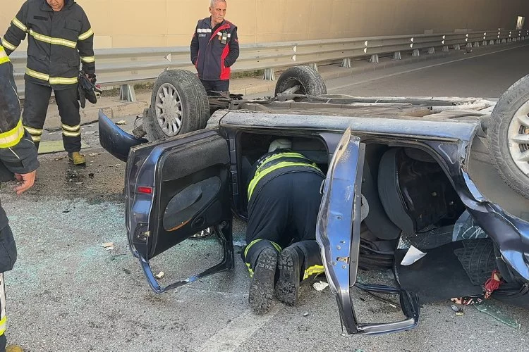 Isparta'da alt geçide devrilen otomobildeki 2 kişi yaralandı