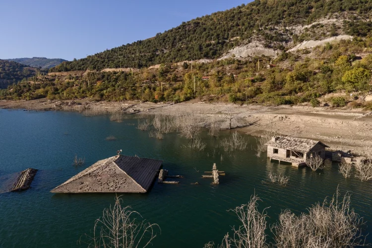 Isparta'da baraj sularının çekilmesiyle gün yüzüne çıkan taş evler görüntülendi