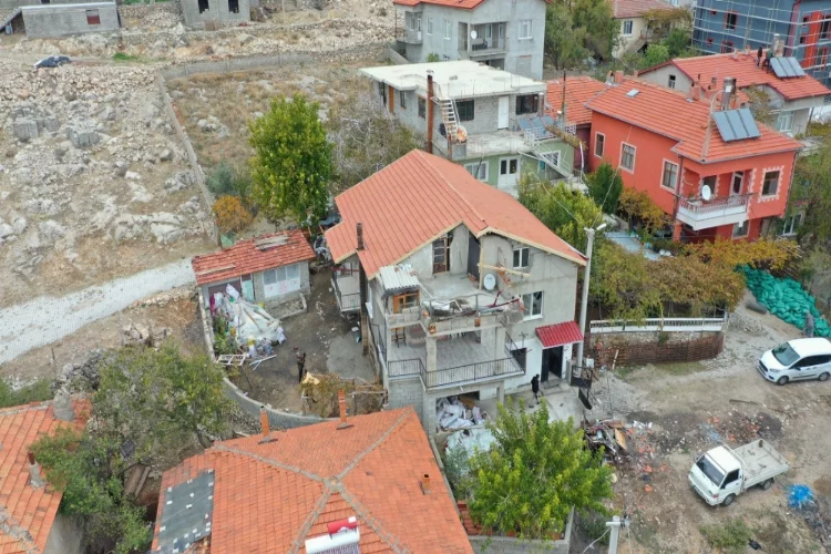 Isparta'da bir ailenin yangında hasar gören evi onarıldı
