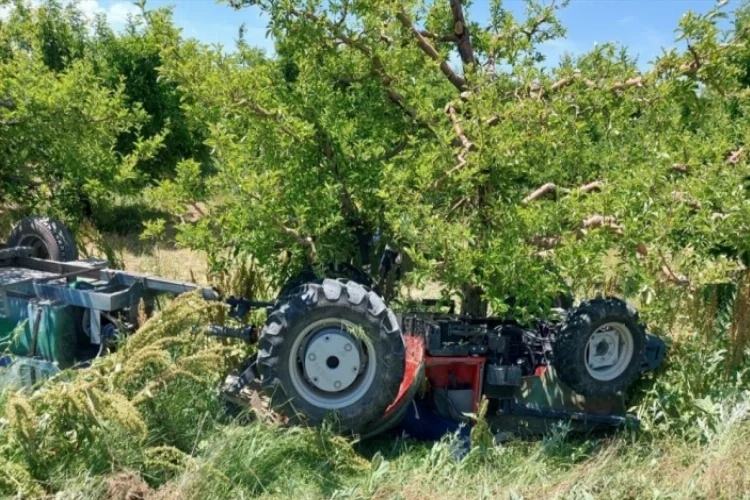 Isparta'da devrilen traktörün altında kalan kişi öldü