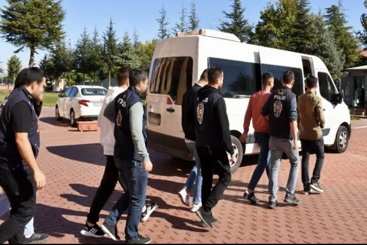 Isparta'da dolandırıcılık operasyonunda yakalanan 4 zanlı tutuklandı