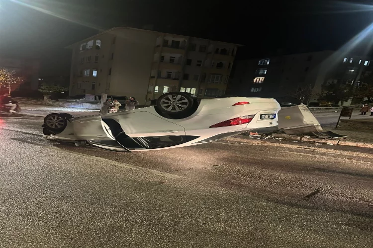 Isparta'da elektrik panosuna çarpan otomobilin sürücüsü yaralandı