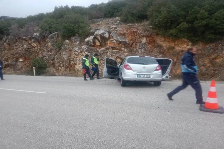 Isparta'da iki otomobilin çarpıştığı kazada 1 kişi öldü, 4 kişi yaralandı