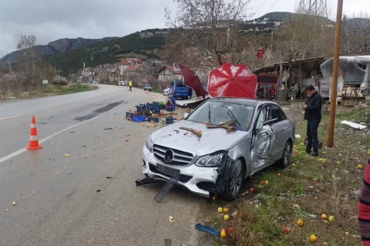 Isparta'da manav tezgahına çarpan otomobilin sürücüsü yaralandı