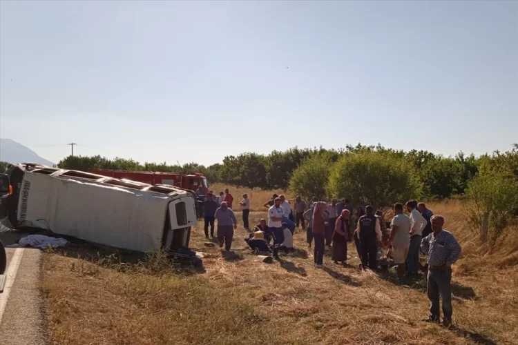 Isparta'da minibüsle tarım aracının çarpıştığı kazada 1 kişi öldü, 13 kişi yaralandı