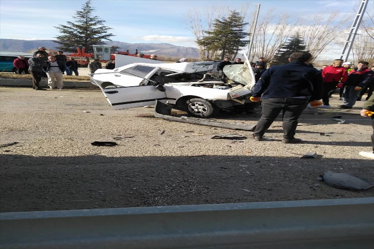 Isparta'da otomobilin yol süpürme aracına çarptığı kazada 2 kişi öldü