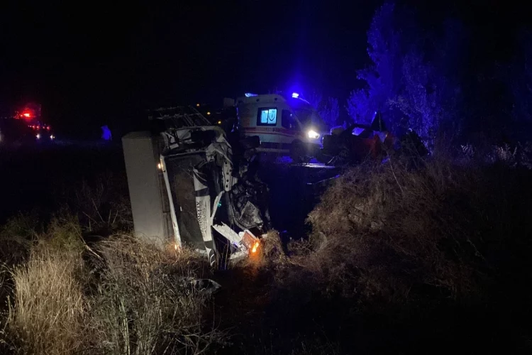 Isparta'da otomobille kamyonetin çarpıştığı kazada 3 kişi öldü