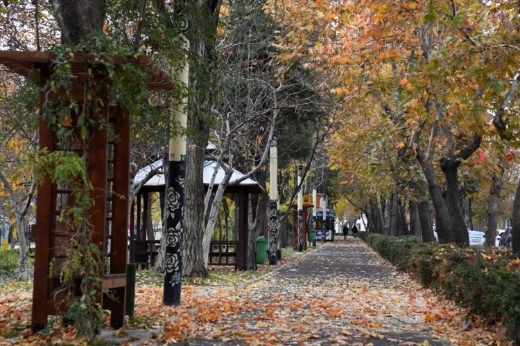 Isparta'da parklar ve mesire alanları sonbahar renklerine büründü