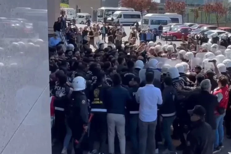 İstanbul Adliyesi önünde izinsiz açıklama yapmak isteyen grup ile polis arasında arbede