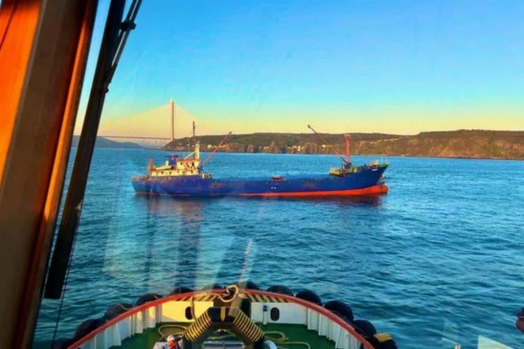 İstanbul Boğazı'nda kargo gemisinin dümen arızası nedeniyle gemi trafiği geçici olarak askıya alındı