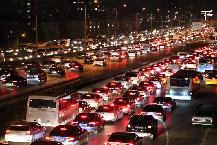 İstanbul'da iftar telaşı: Trafik yoğunluğu kıpkırmızı