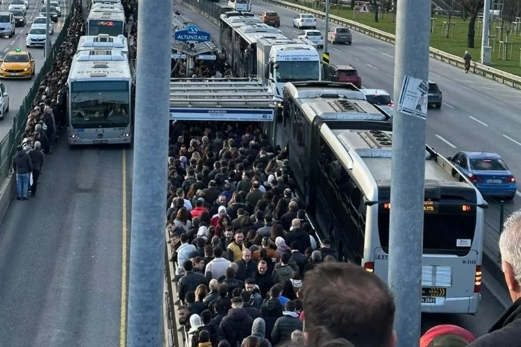 İstanbul'da Ulaşım Krizi Devam Ediyor: Metrobüs Arızası Vatandaşları Mağdur Etti