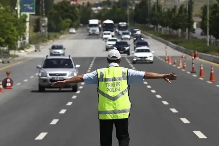 İstanbul ve Ankara'da trafik yoğunluğunu azaltmak için ağır tonajlı araçlara giriş yasağı başladı