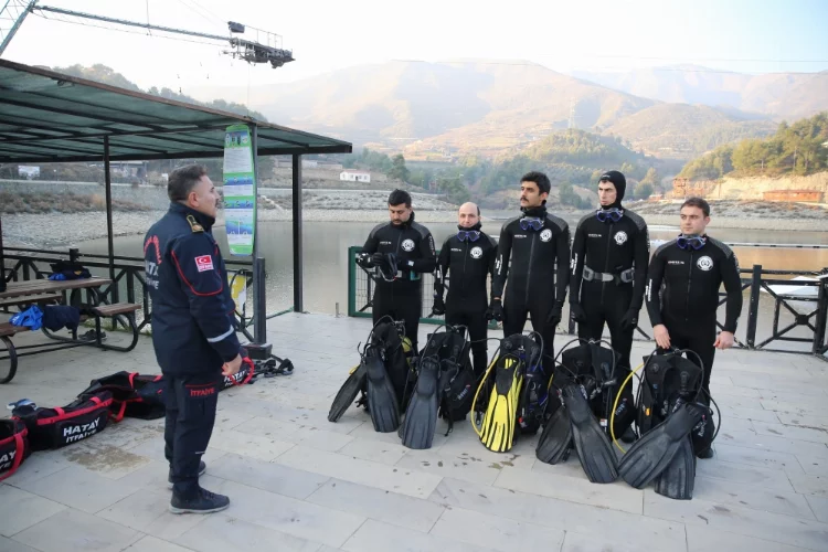 İtfaiyenin dalgıç ekibi, can kurtarmak için zorlu eğitimden geçiyor