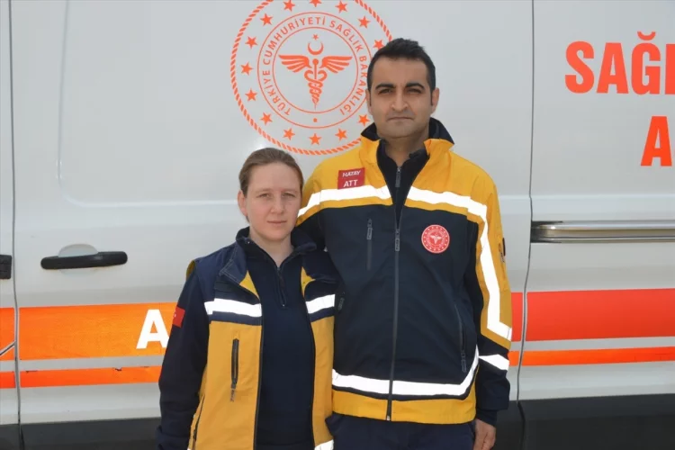 İzinliyken depremzedelerin yardımına koşan sağlıkçı çift, görevini fedakarca sürdürüyor