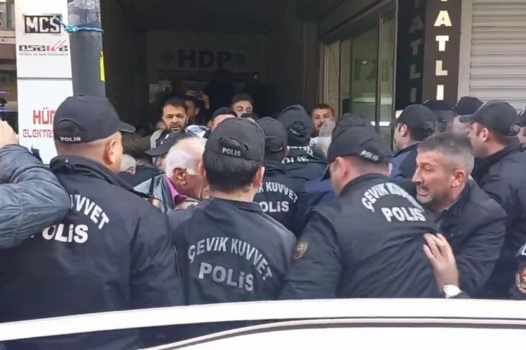 Van'da YSK kararına karşı protesto eden şahıslara polis müdahale etti
